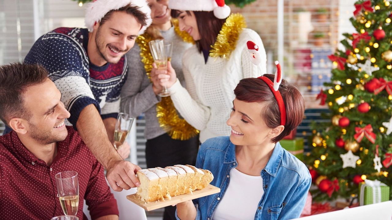 Kollegen feiern zusammen Weihnachten im Büro