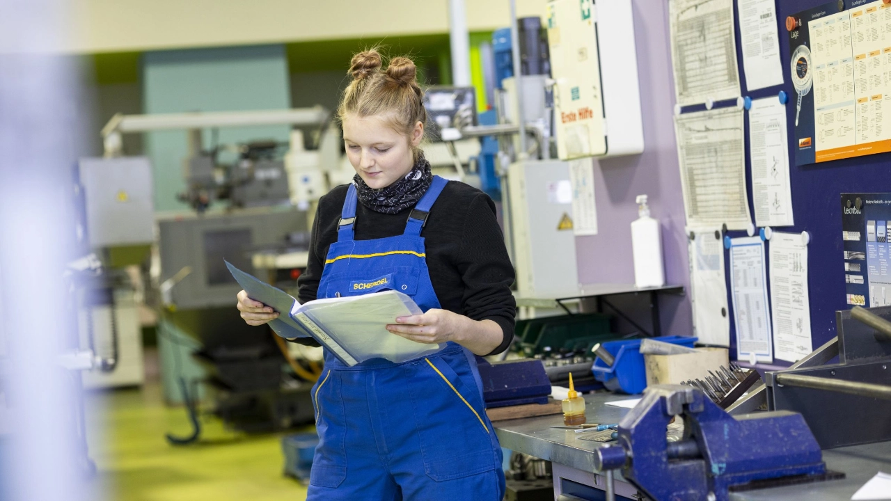 Auszubildende Anna-Lena Neumaier schaut ins Berichtsheft