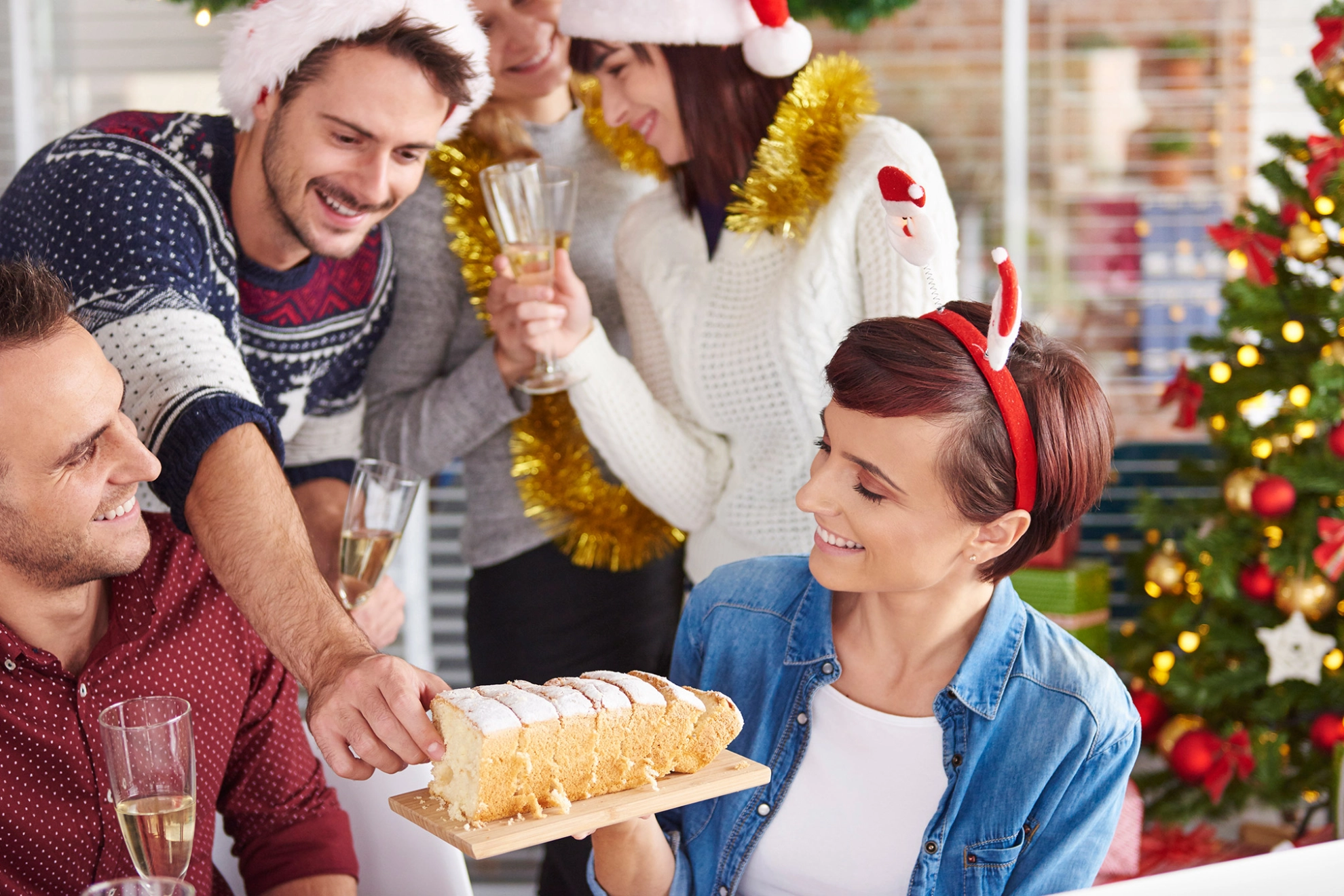 Kollegen feiern zusammen Weihnachten im Büro