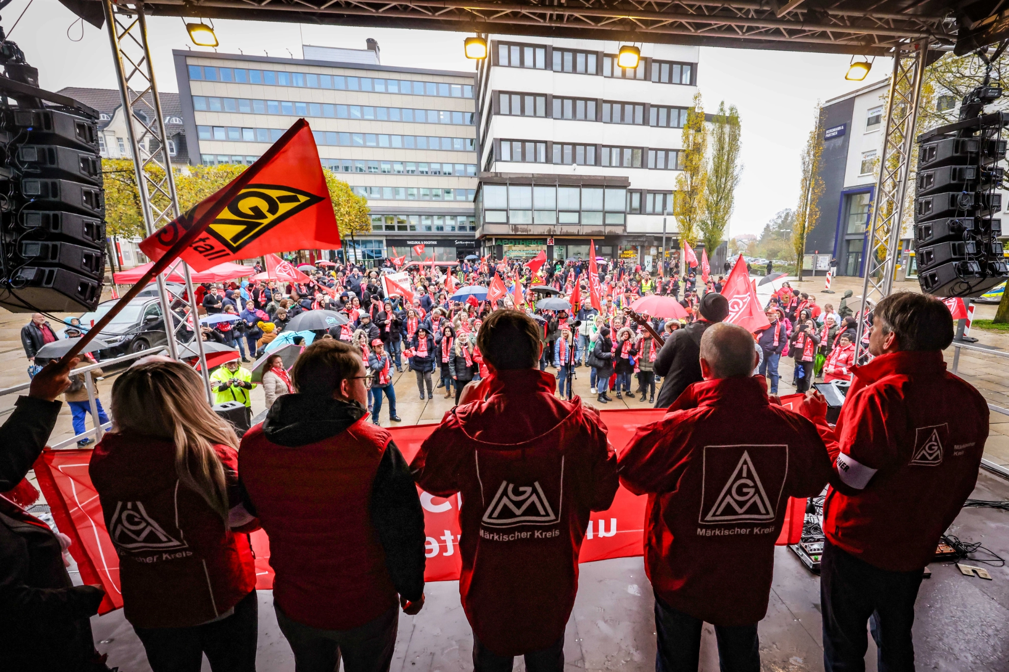 Hier stehen Menschen auf der Bühne