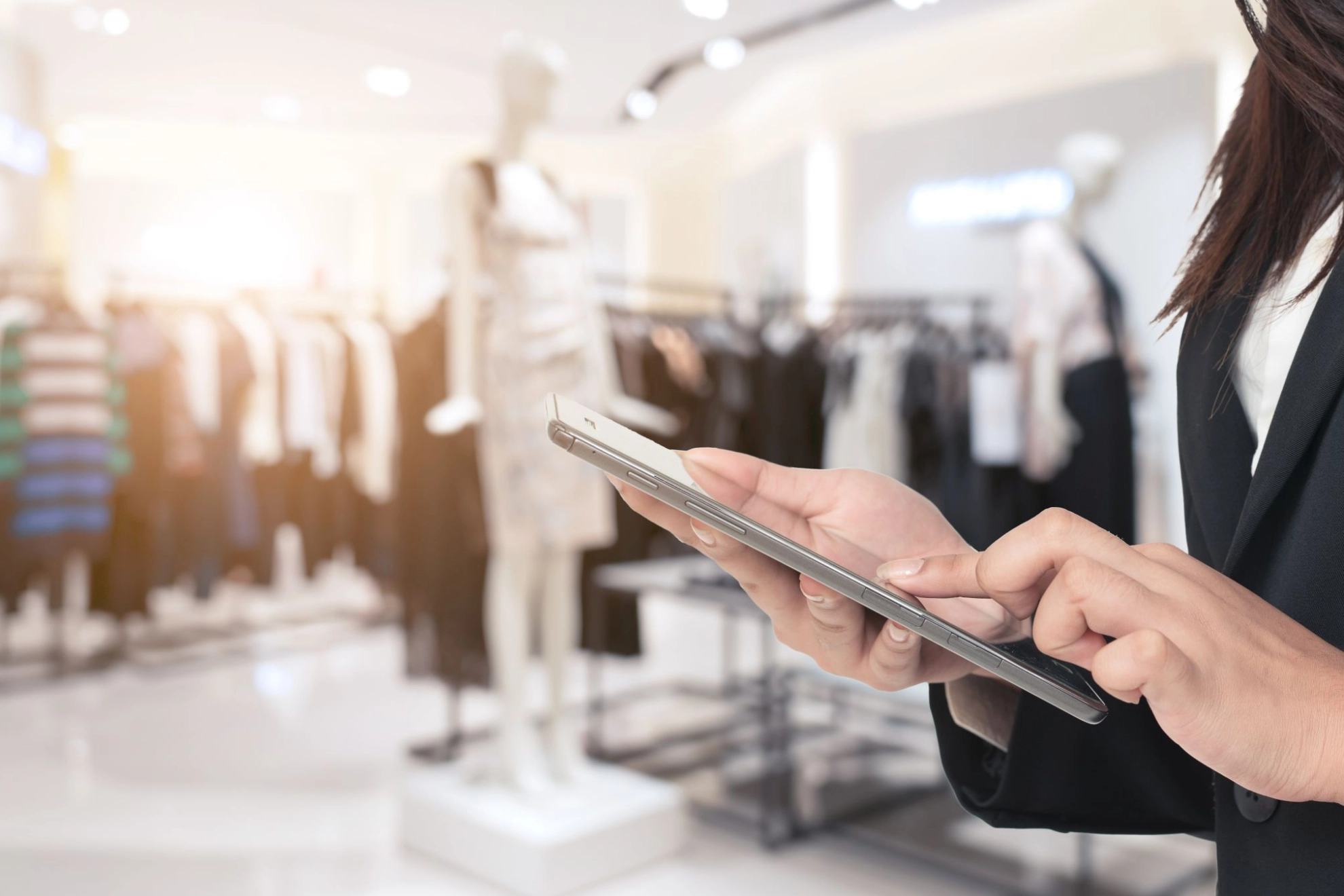 Frau benutzt ein Smartphone während des Einkaufs